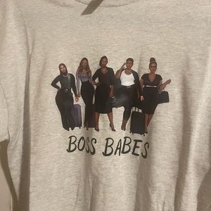 A light gray Large “Boss Babes” T Shirt.